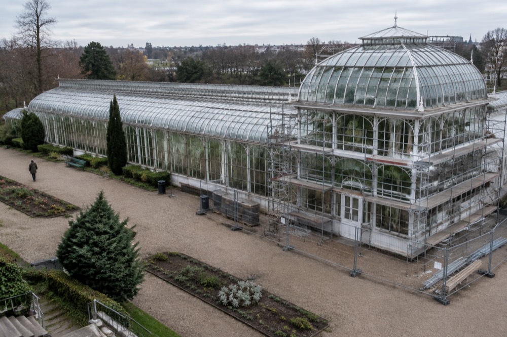 Scaffolding and construction fencing around a glasshouse pavilion